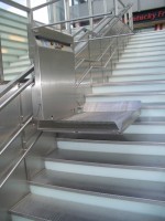 Plattformlift in Edelstahl :: Fahrbahnverkleidung als Edelstahlkonstruktion 