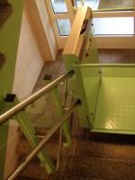 Plattformlift  :: auch für sehr enge Treppenhäusern, Fahrbahnverkleidung aus Sicherheitsglas