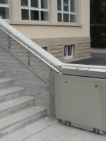 Plattformlift in Edelstahl im Aussenbereich :: Wandmontage der Fahrschiene