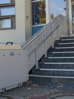 Plattformlift im Außenbereich :: Stützenmontage mit Fahrbahnverkleidung